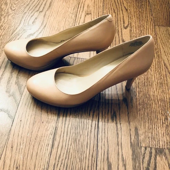 Nine West Nude Pump 3.5” Heel - Picture 4 of 6